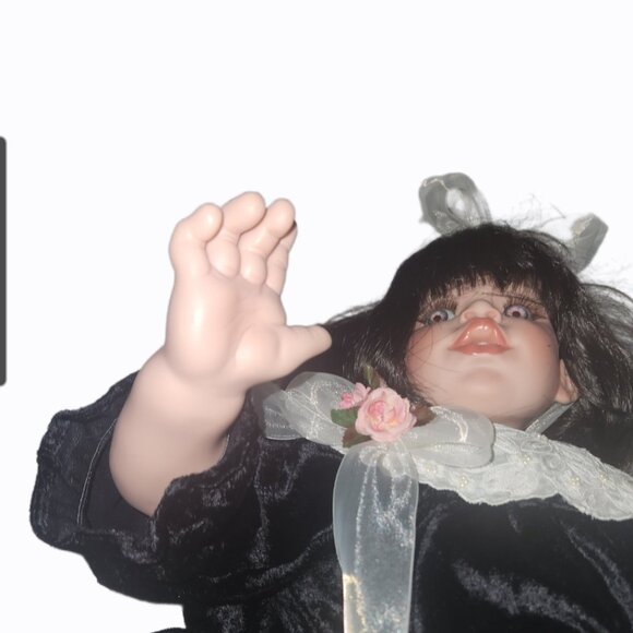 Vintage Fayzah Spanos Design @1996 24" Vinyl & Cloth Doll - Picture 6 of 11